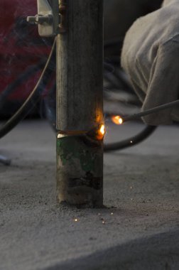 bir korkuluk İtalya yılında akşam bir çatı yenileme sırasında kaynak