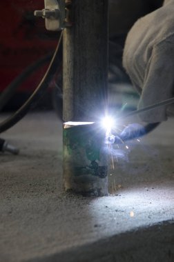 bir korkuluk İtalya yılında akşam bir çatı yenileme sırasında kaynak