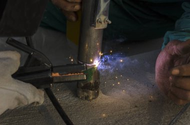 bir korkuluk İtalya yılında akşam bir çatı yenileme sırasında kaynak