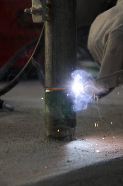 bir korkuluk İtalya yılında akşam bir çatı yenileme sırasında kaynak