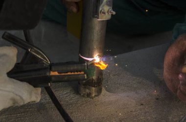 bir korkuluk İtalya yılında akşam bir çatı yenileme sırasında kaynak