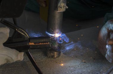 bir korkuluk İtalya yılında akşam bir çatı yenileme sırasında kaynak