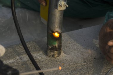 bir korkuluk İtalya yılında akşam bir çatı yenileme sırasında kaynak