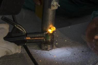bir korkuluk İtalya yılında akşam bir çatı yenileme sırasında kaynak