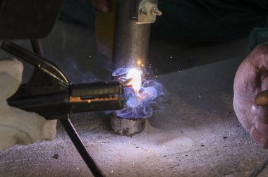 bir korkuluk İtalya yılında akşam bir çatı yenileme sırasında kaynak