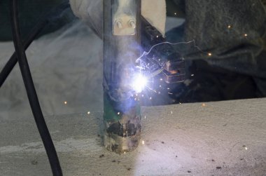 bir korkuluk İtalya yılında akşam bir çatı yenileme sırasında kaynak