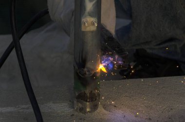 bir korkuluk İtalya yılında akşam bir çatı yenileme sırasında kaynak