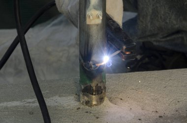 bir korkuluk İtalya yılında akşam bir çatı yenileme sırasında kaynak