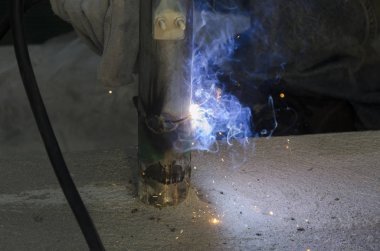 bir korkuluk İtalya yılında akşam bir çatı yenileme sırasında kaynak