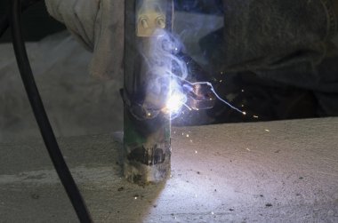 bir korkuluk İtalya yılında akşam bir çatı yenileme sırasında kaynak