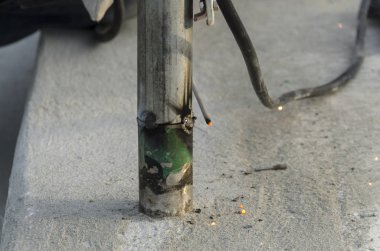 bir korkuluk İtalya yılında akşam bir çatı yenileme sırasında kaynak