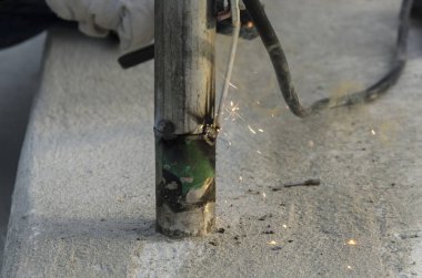 bir korkuluk İtalya yılında akşam bir çatı yenileme sırasında kaynak