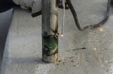 bir korkuluk İtalya yılında akşam bir çatı yenileme sırasında kaynak