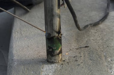 bir korkuluk İtalya yılında akşam bir çatı yenileme sırasında kaynak