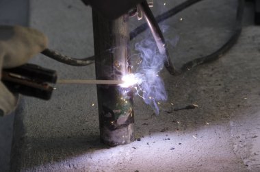 bir korkuluk İtalya yılında akşam bir çatı yenileme sırasında kaynak