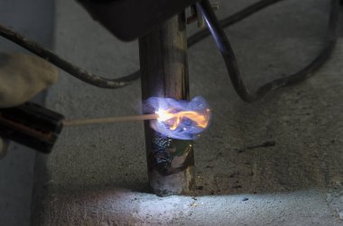 bir korkuluk İtalya yılında akşam bir çatı yenileme sırasında kaynak