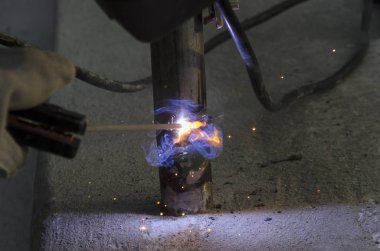 bir korkuluk İtalya yılında akşam bir çatı yenileme sırasında kaynak