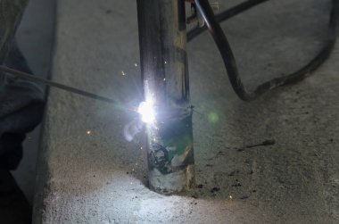 bir korkuluk İtalya yılında akşam bir çatı yenileme sırasında kaynak