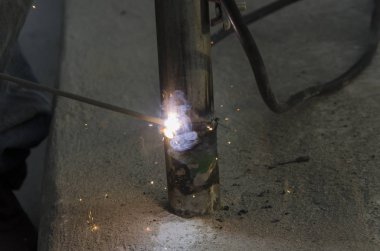 bir korkuluk İtalya yılında akşam bir çatı yenileme sırasında kaynak