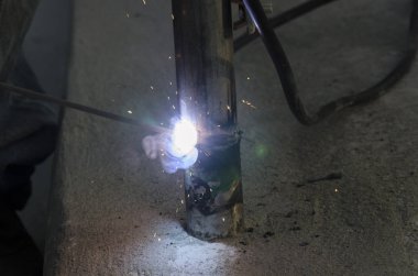 bir korkuluk İtalya yılında akşam bir çatı yenileme sırasında kaynak