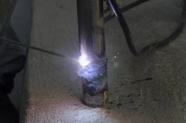 bir korkuluk İtalya yılında akşam bir çatı yenileme sırasında kaynak