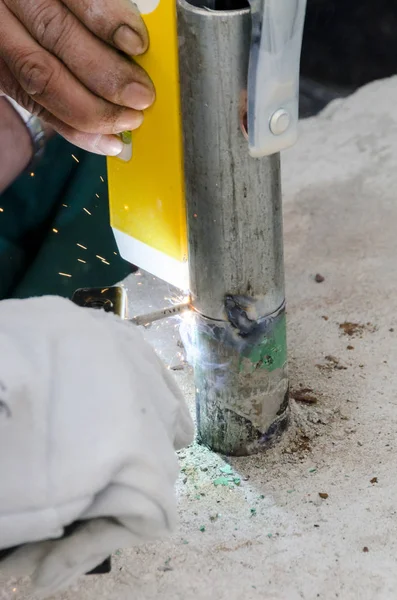 bir korkuluk İtalya yılında akşam bir çatı yenileme sırasında kaynak