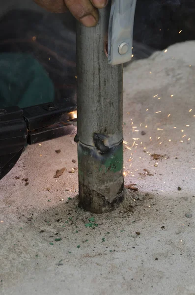 bir korkuluk İtalya yılında akşam bir çatı yenileme sırasında kaynak