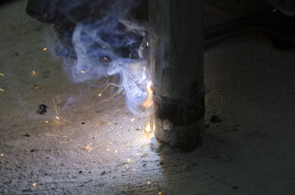 сварные швы перила во время ремонта крыши вечером в Италии
