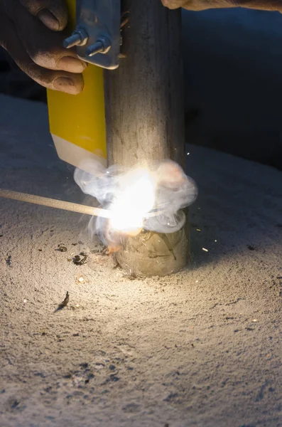 bir korkuluk İtalya yılında akşam bir çatı yenileme sırasında kaynak