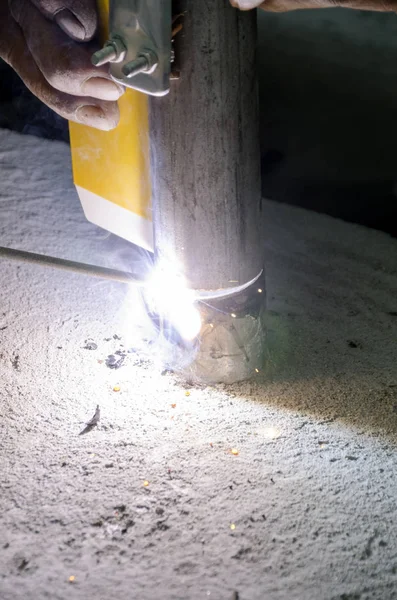 bir korkuluk İtalya yılında akşam bir çatı yenileme sırasında kaynak