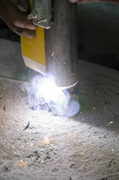 bir korkuluk İtalya yılında akşam bir çatı yenileme sırasında kaynak