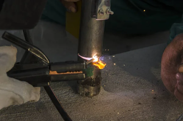 bir korkuluk İtalya yılında akşam bir çatı yenileme sırasında kaynak