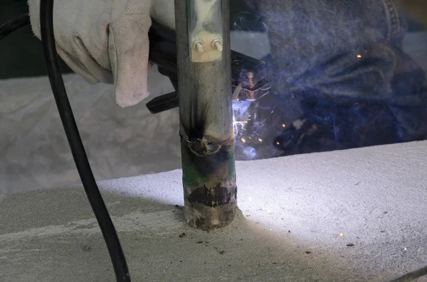 bir korkuluk İtalya yılında akşam bir çatı yenileme sırasında kaynak