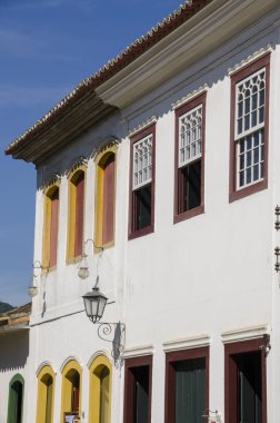 renkli kapı ve Paraty Brezilya içinde pencere eşiği ile beyaz evler