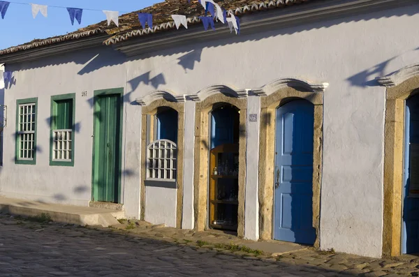 ブラジルの Paraty の色のドアと白い家 — ストック写真