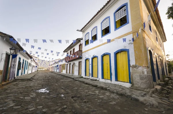 renkli kapı ve Paraty Brezilya içinde pencere eşiği ile beyaz evler