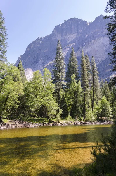 Řeka Yosemitském Národním Parku Kalifornii — Stock fotografie