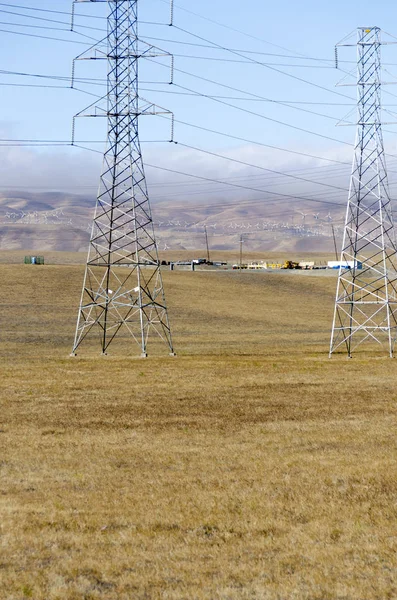 何百ものアメリカ合衆国のカリフォルニア州リバモア黄金の丘風力発電所に風力タービン — ストック写真
