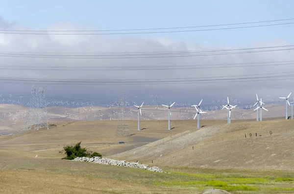 何百ものアメリカ合衆国のカリフォルニア州リバモア黄金の丘風力発電所に風力タービン — ストック写真