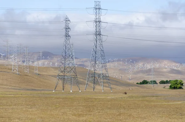 何百ものアメリカ合衆国のカリフォルニア州リバモア黄金の丘風力発電所に風力タービン — ストック写真