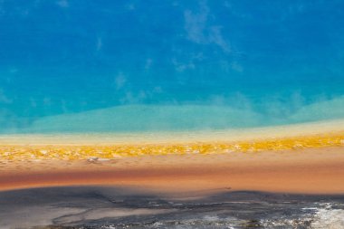 Wyoming 'deki Yellowstone Ulusal Parkı' nda büyük prizmatik bahar