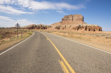 yolda doğal dolaşık yol Capitol resif Milli Parkı'nda Amerika Birleşik Devletleri