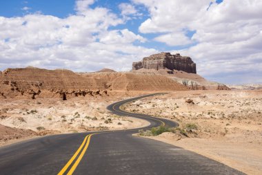 yolda doğal dolaşık yol Capitol resif Milli Parkı'nda Amerika Birleşik Devletleri
