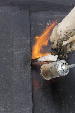 Kaplama ve izolasyon İtalya bir çatı yenileme sırasında su yalıtım döşeme