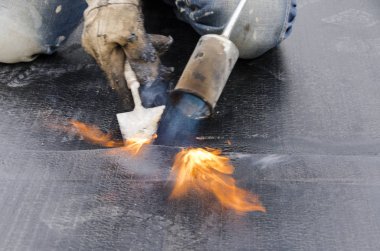 Kaplama ve izolasyon İtalya bir çatı yenileme sırasında su yalıtım döşeme