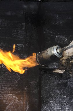 Kaplama ve izolasyon İtalya bir çatı yenileme sırasında su yalıtım döşeme