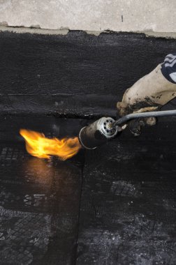 Kaplama ve izolasyon İtalya bir çatı yenileme sırasında su yalıtım döşeme