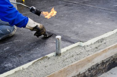 Kaplama ve izolasyon İtalya bir çatı yenileme sırasında su yalıtım döşeme