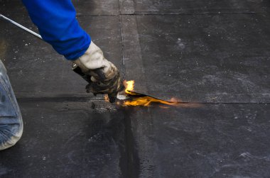 Kaplama ve izolasyon İtalya bir çatı yenileme sırasında su yalıtım döşeme