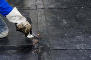 Kaplama ve izolasyon İtalya bir çatı yenileme sırasında su yalıtım döşeme